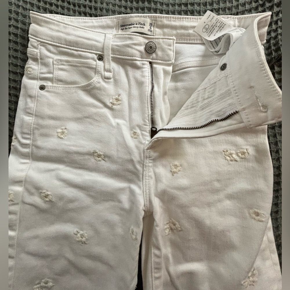 abercrombie and fitch - high rise super skinny ankle jeans. size 25